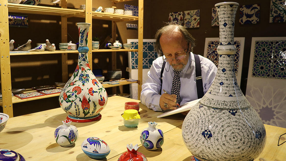 Житель Кютахьи популяризирует роспись керамики среди иностранцев