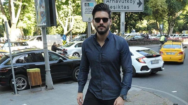 Самый красивый актер Турции пошел на конфликт с матерью