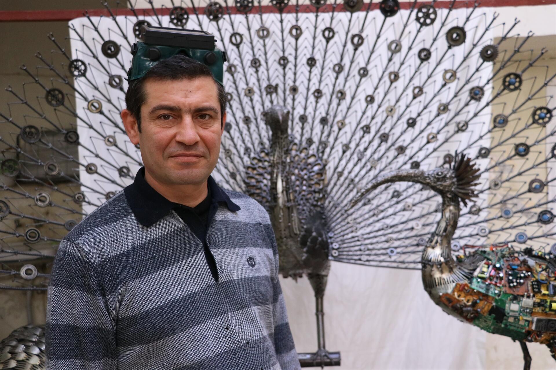 Житель Хатая создает шедевры из металлолома