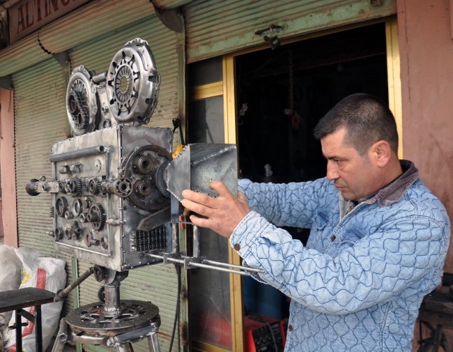 Житель Хатая собрал из металлолома уникальную видеокамеру