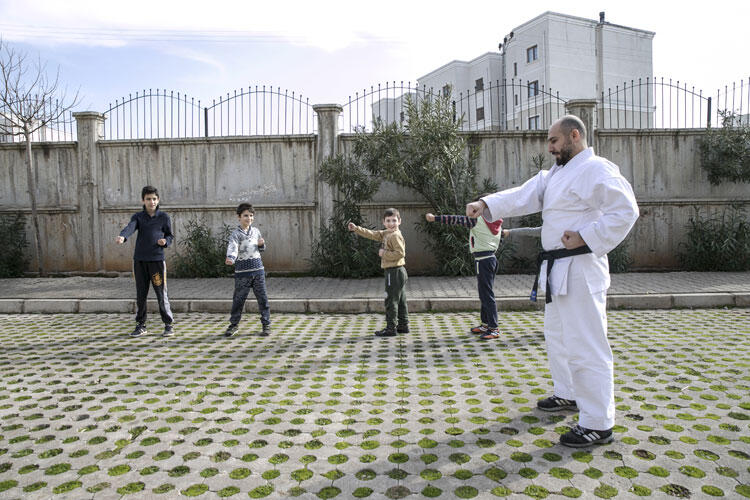 Сирийский чемпион по каратэ обучает сирот боевым искусствам