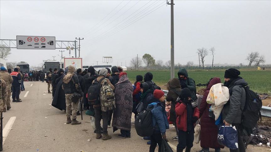 Беженцы покинули границу Турции и Греции на фоне угрозы Covid-19