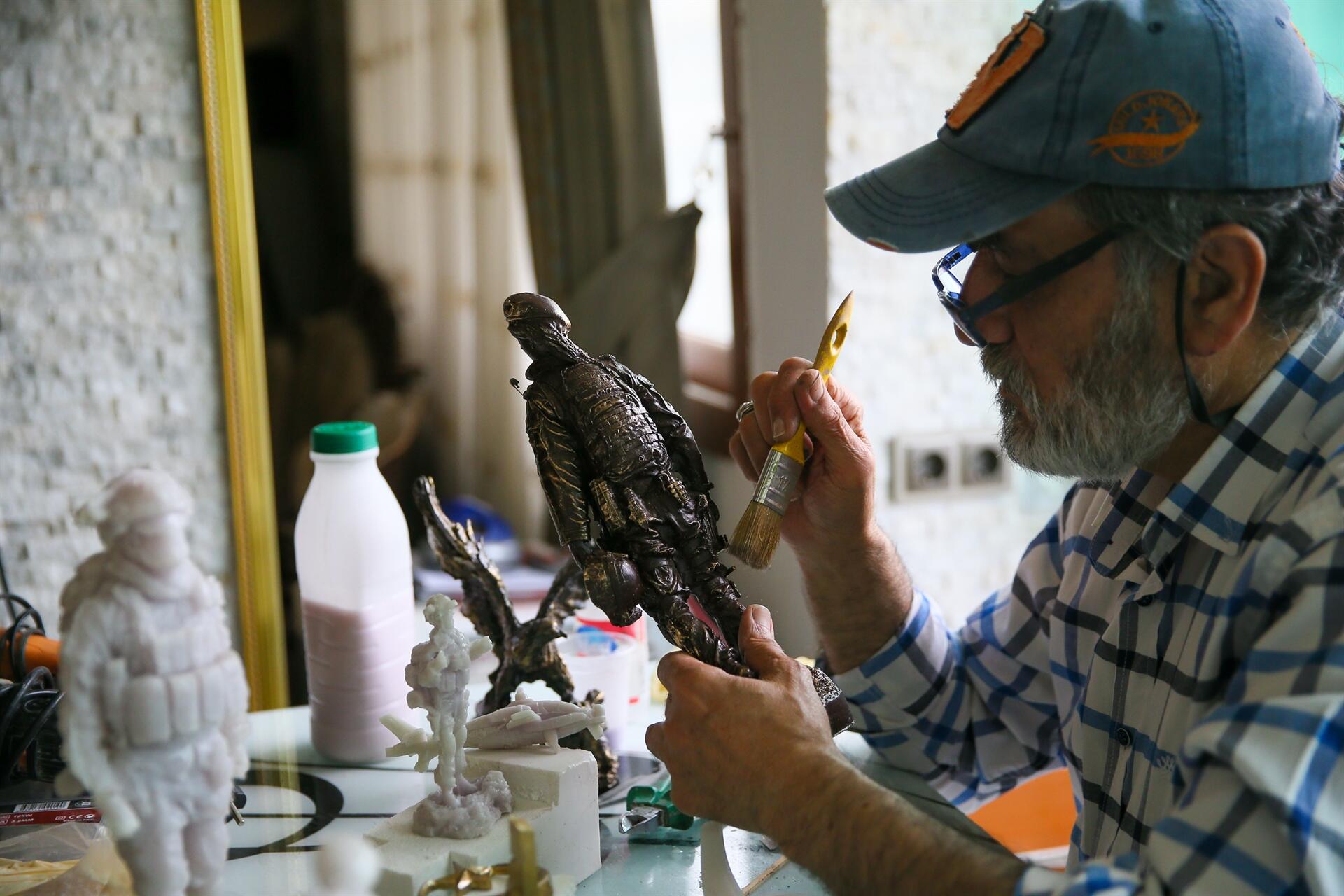 Житель Измира создает скульптуры турецких солдат