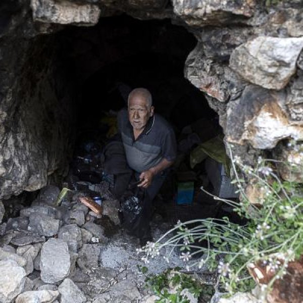 Пенсионер из Мерсина 15 лет живет в пещере