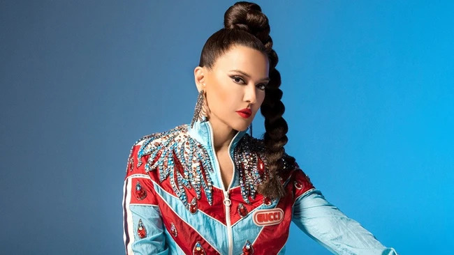 Популярная в РФ турецкая певица станет телеведущей