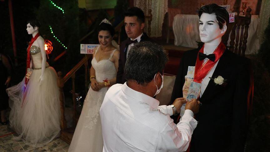 В Турции проводят свадебные церемонии с манекенами