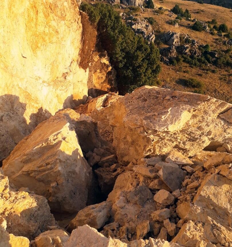 В Ыспарте уничтожены древние скалы Гюверчинли Кайя