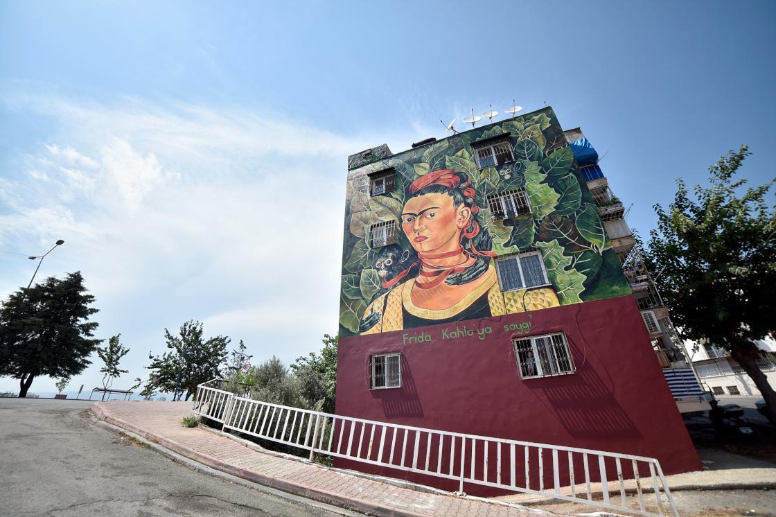 Фасады домов в Мерсине украшают известными картинами