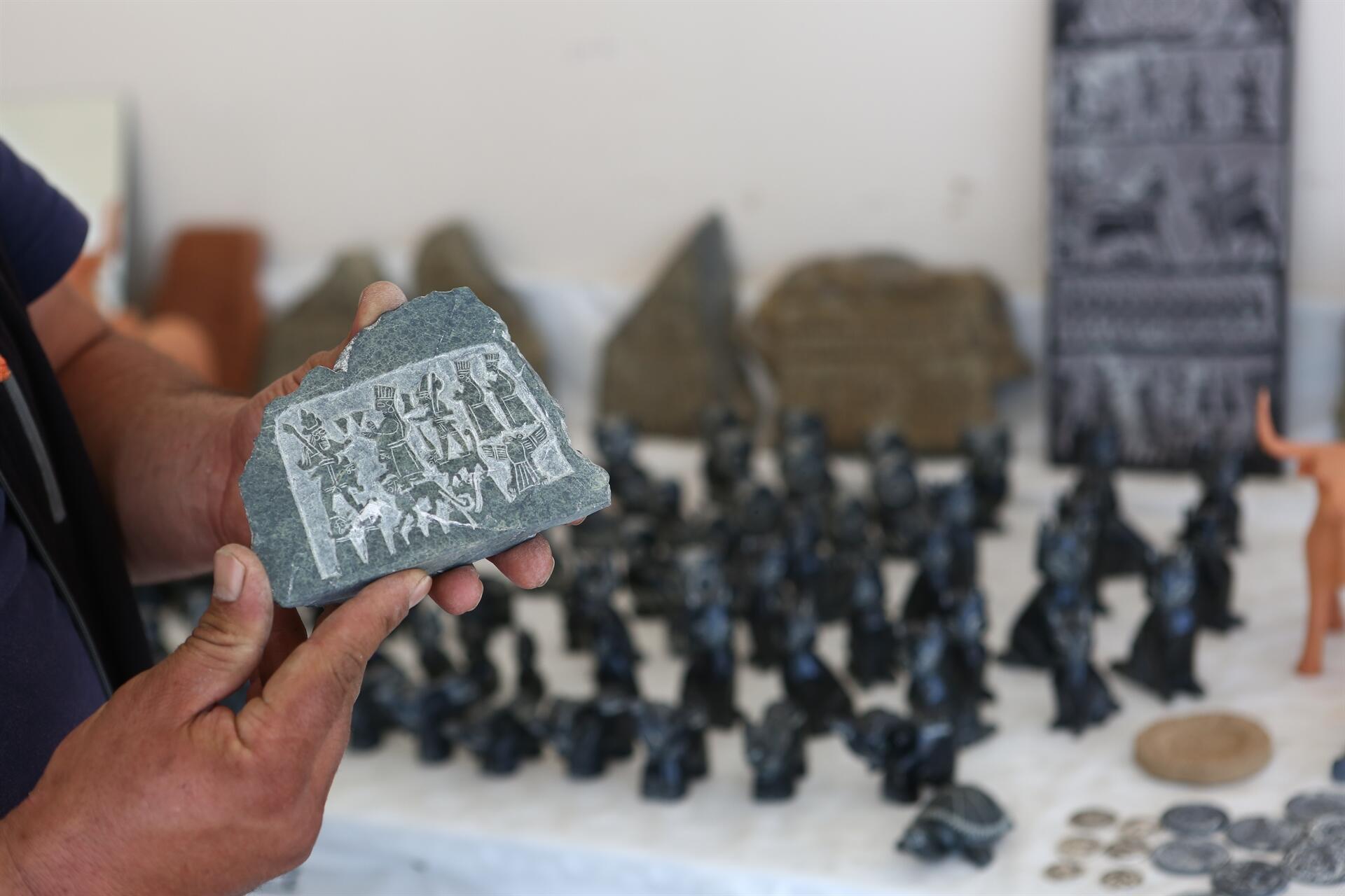 Житель Чорума продает туристам уникальные гравюры