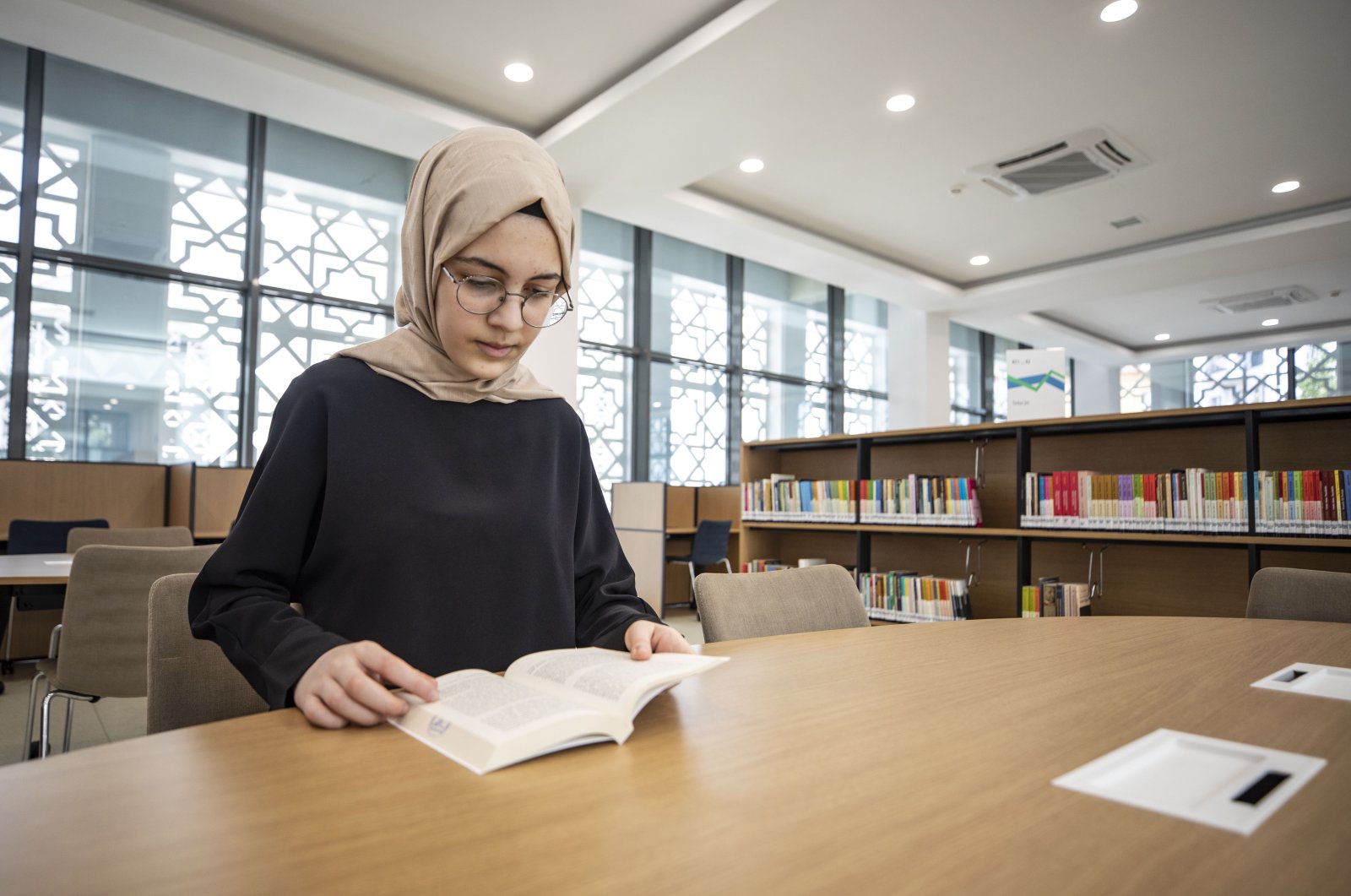 15-летняя жительница Стамбула самостоятельно выучила пять языков