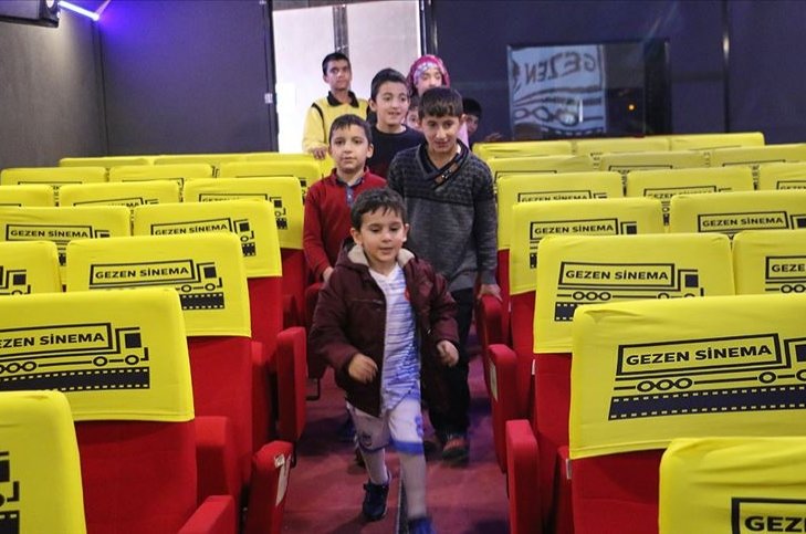 В Турции возобновил работу «кинотеатр на колесах»