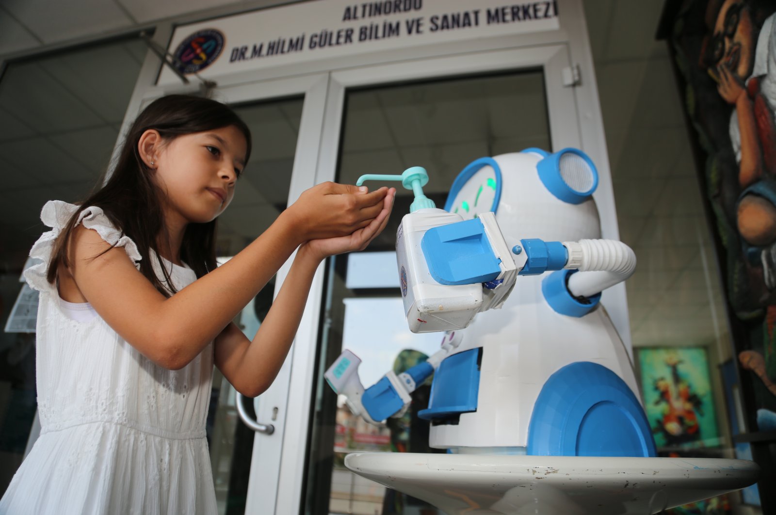 Турецкие учителя изобрели борющегося с коронавирусом робота