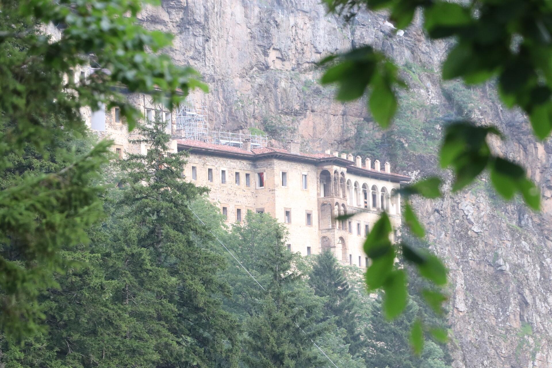 Монастырь Панагия Сумела в Турции привлекает иностранных туристов