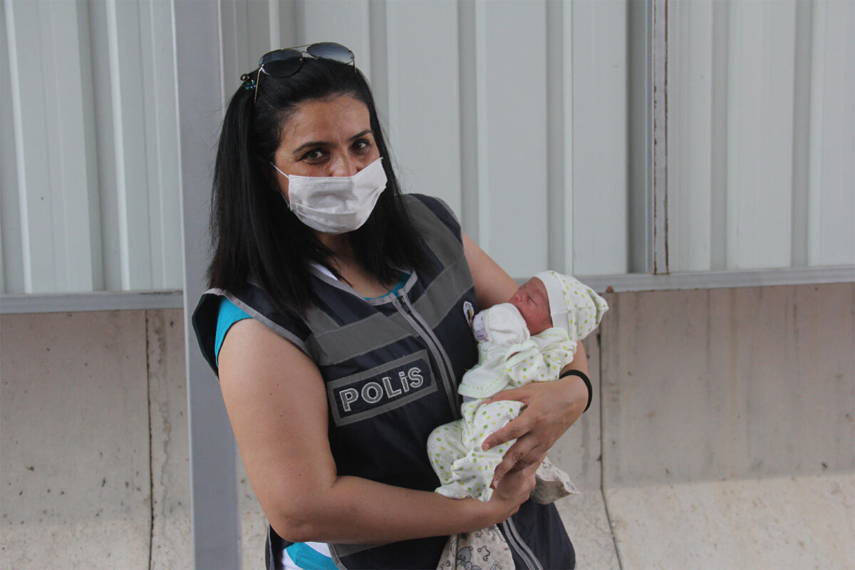 Сотрудница полиции из Аданы приняла роды у местной жительницы