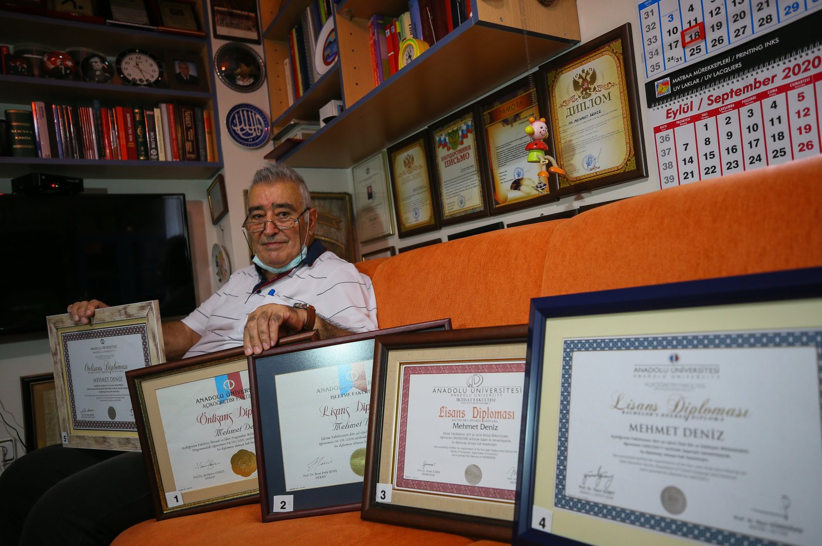 Житель Измира защитил пятый диплом в 80 лет