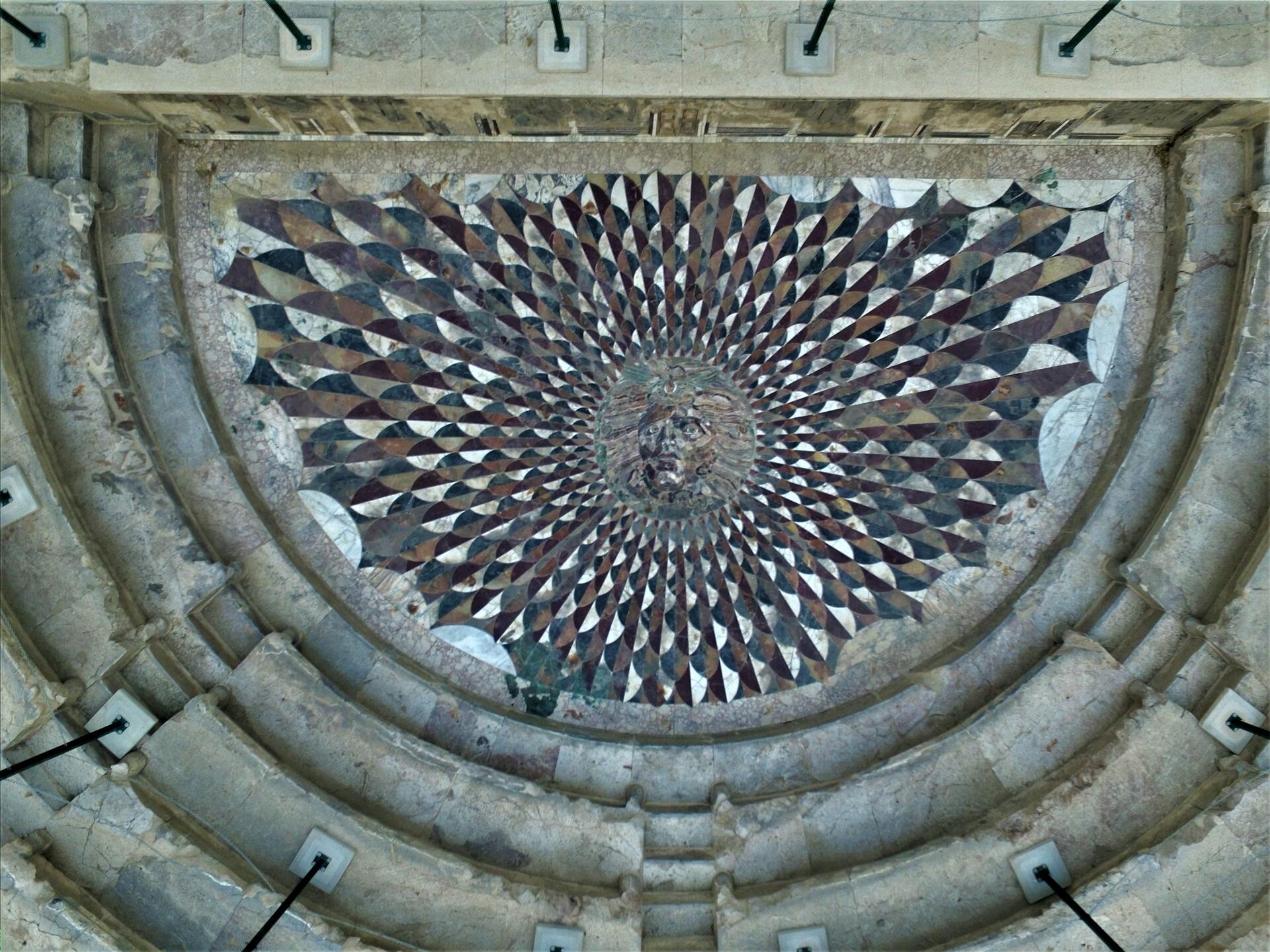 Мозаика с изображением Медузы Горгоны привлекает русских туристов