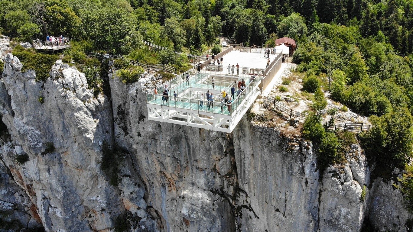 Стеклянная терраса на высоте 450 метров привлекает в Турцию туристов