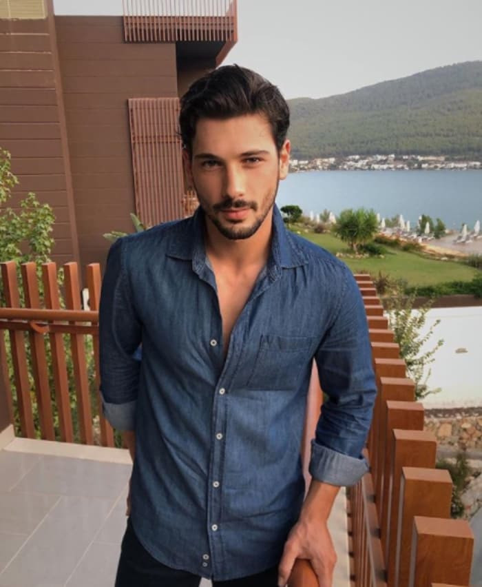 Новый кумир турецких зрителей Дениз Джан Акташ влюбился в коллегу