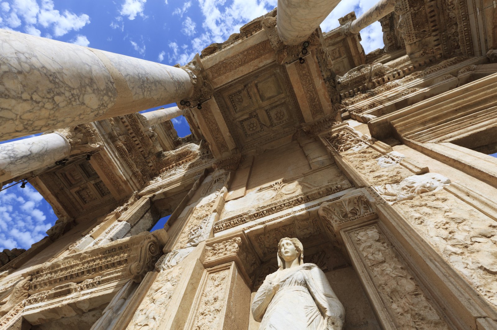 Античный город Эфес привлекает в Турцию иностранных туристов