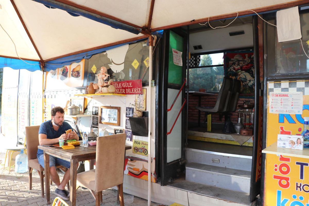Автобус-закусочная в Денизли привлекает туристов