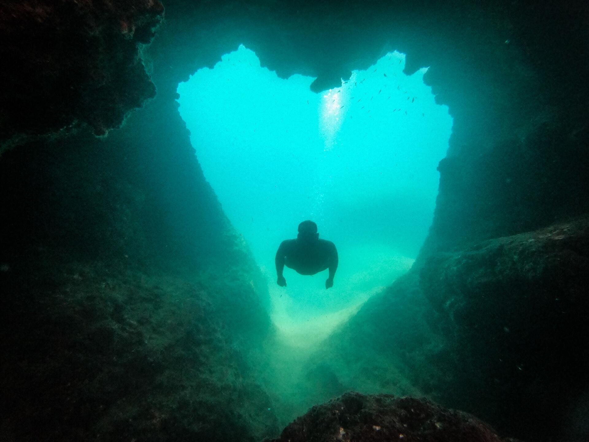 Подводная пещера в Анталье привлекает влюбленных дайверов