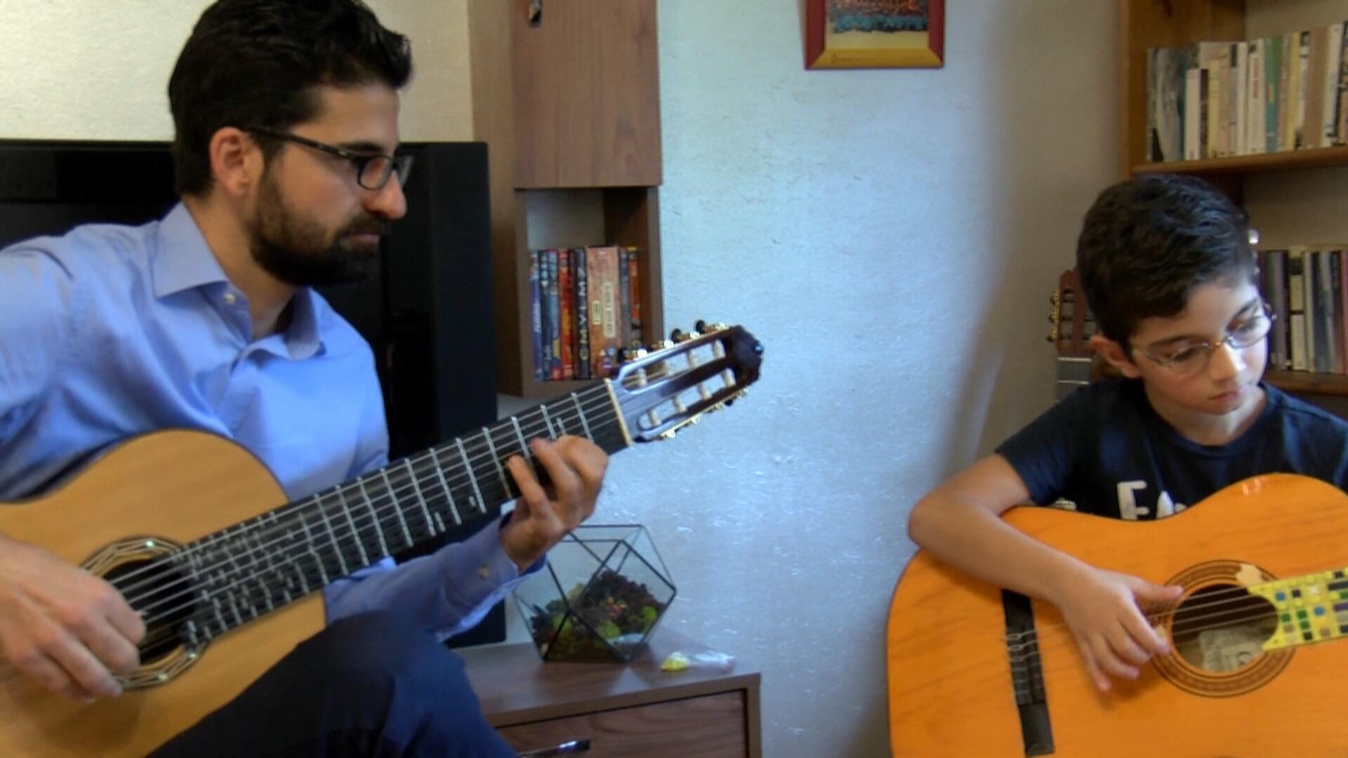 Микротональная гитара турецкого профессора покорила мир