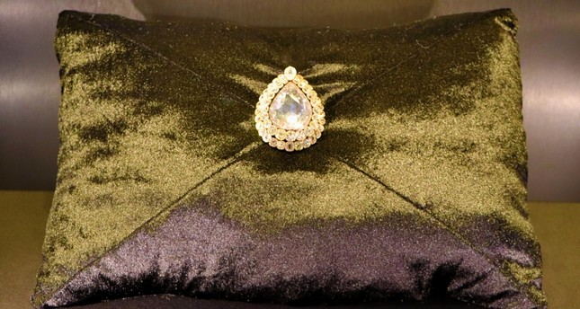 Во дворце Топкапы хранится один из самых больших бриллиантов мира
