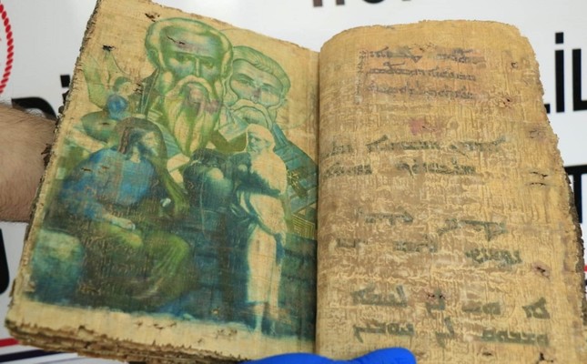 В Турции пытались продать уникальную книгу возрастом около 1.400 лет