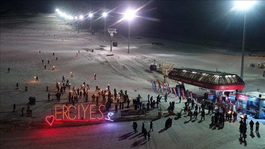 "Ночная лыжня" в Турции привлекает туристов