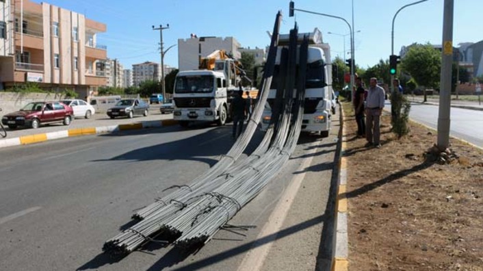 Арматура слетела с грузовика в Адыямане