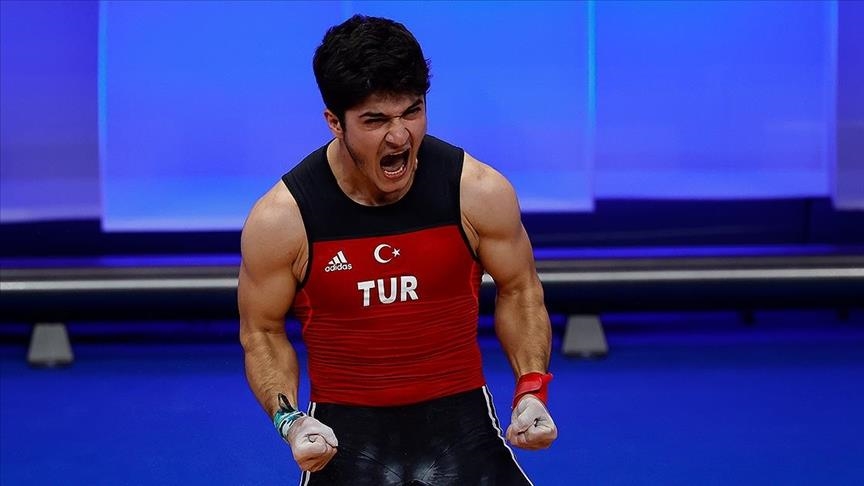 Турецкий тяжелоатлет завоевал три медали на чемпионате Европы