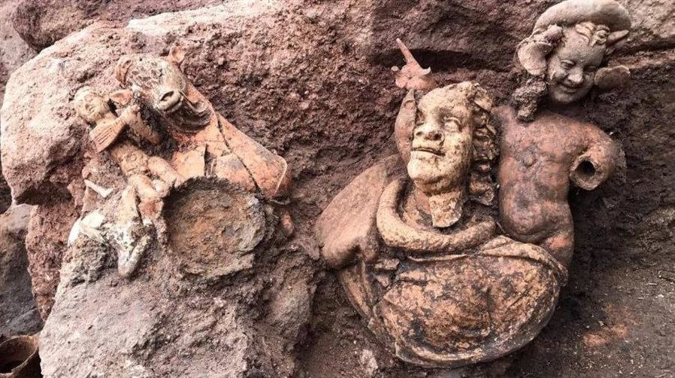 В Турции при раскопках древнего замка обнаружены удивительные находки