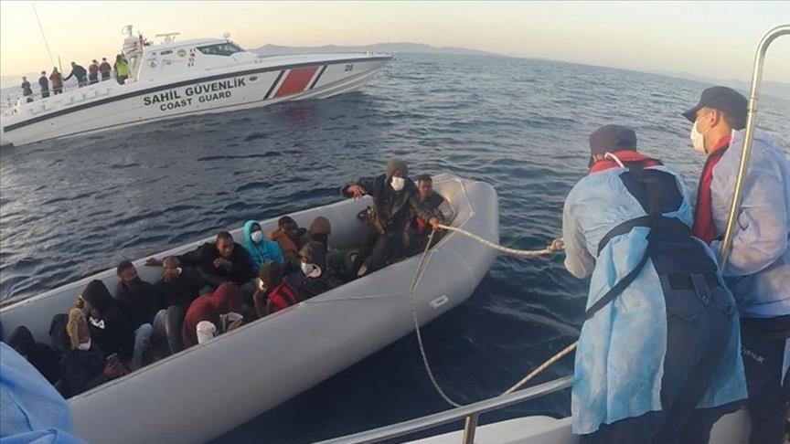У берегов Турции спасены 20 беженцев