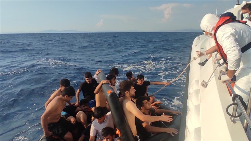 У берегов Турции спасены 100 беженцев