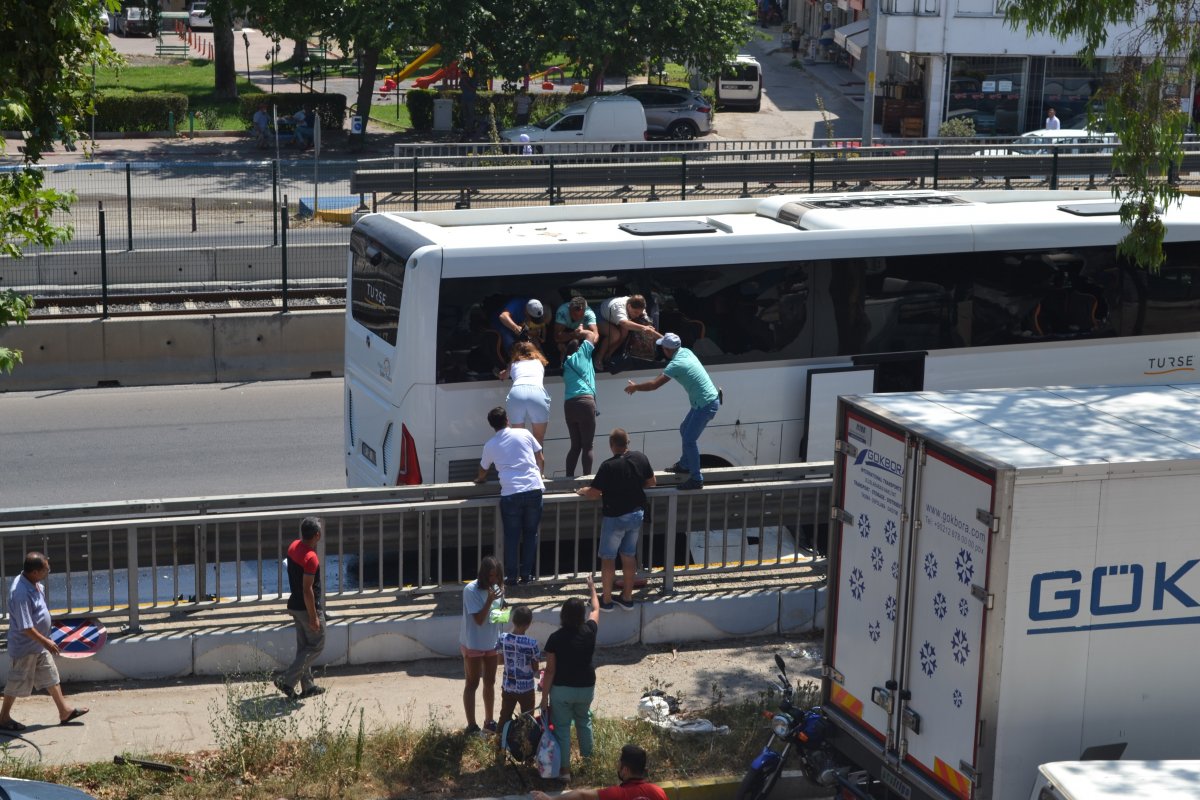 Авария в Анталье: туристы выбирались через окна автобуса