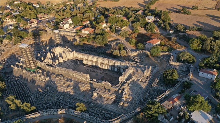 В Турции реставрируют колонны Храма Аполлона