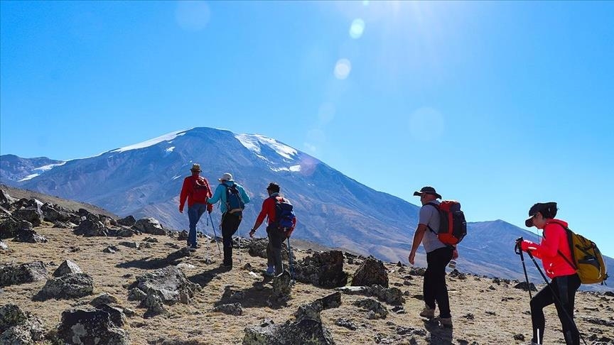 Гора Агры привлекает альпинистов со всего мира