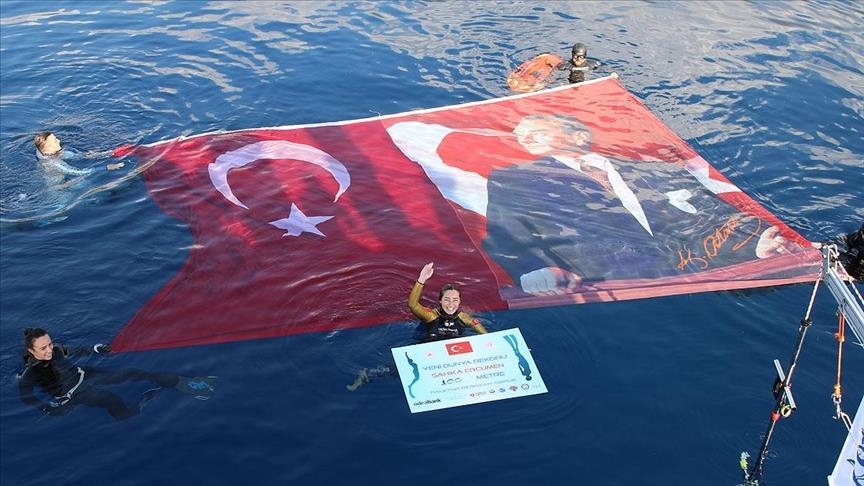 Турецкий фридайвер побила мировой рекорд