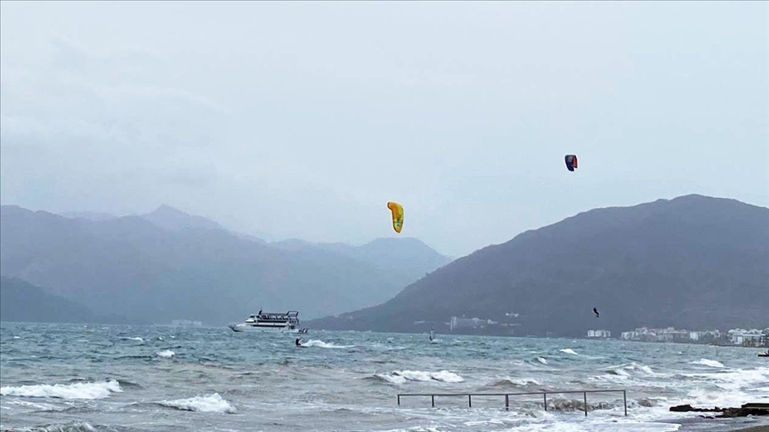 Сильный ветер в Турции создал идеальные волны для серфинга