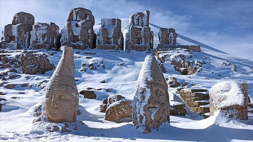 Статуи богов на горе Немрут привлекают туристов 