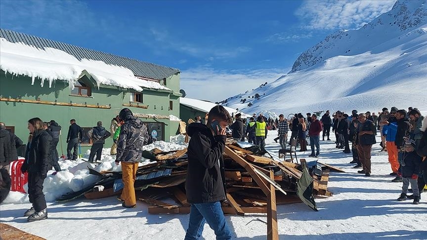 В Анталье рухнул навес в горнолыжном центре «Саклыкент»: есть пострадавшие