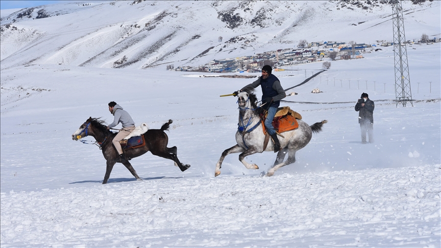 Турист наблюдали за соревнованиями конников с копьями в Турции