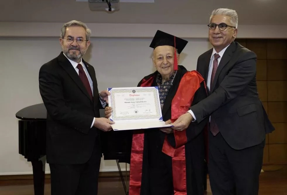 Самый пожилой студент Турции окончил университет