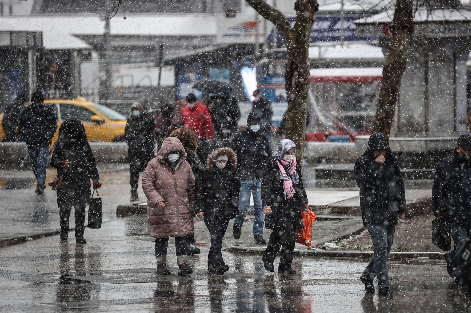 На Стамбул обрушился сильный снегопад
