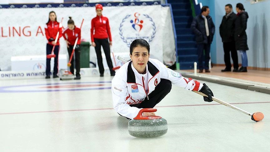Женская сборная Турции по керлингу готовится к матчу со Швейцарией