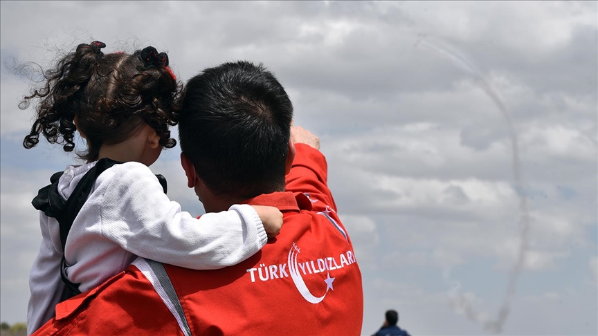В Турции совершили полет в знак поддержки детей с аутизмом
