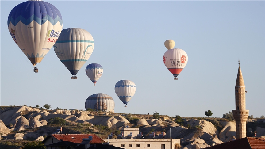 Глава Минспорта Турции совершил полет на воздушном шаре