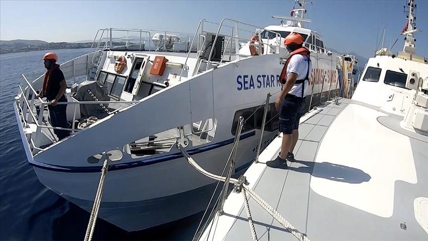 В Турции спасено судно с десятками пассажиров