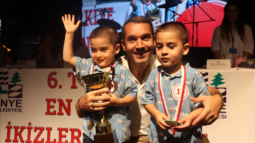 В Турции провели конкурс на самых похожих близнецов