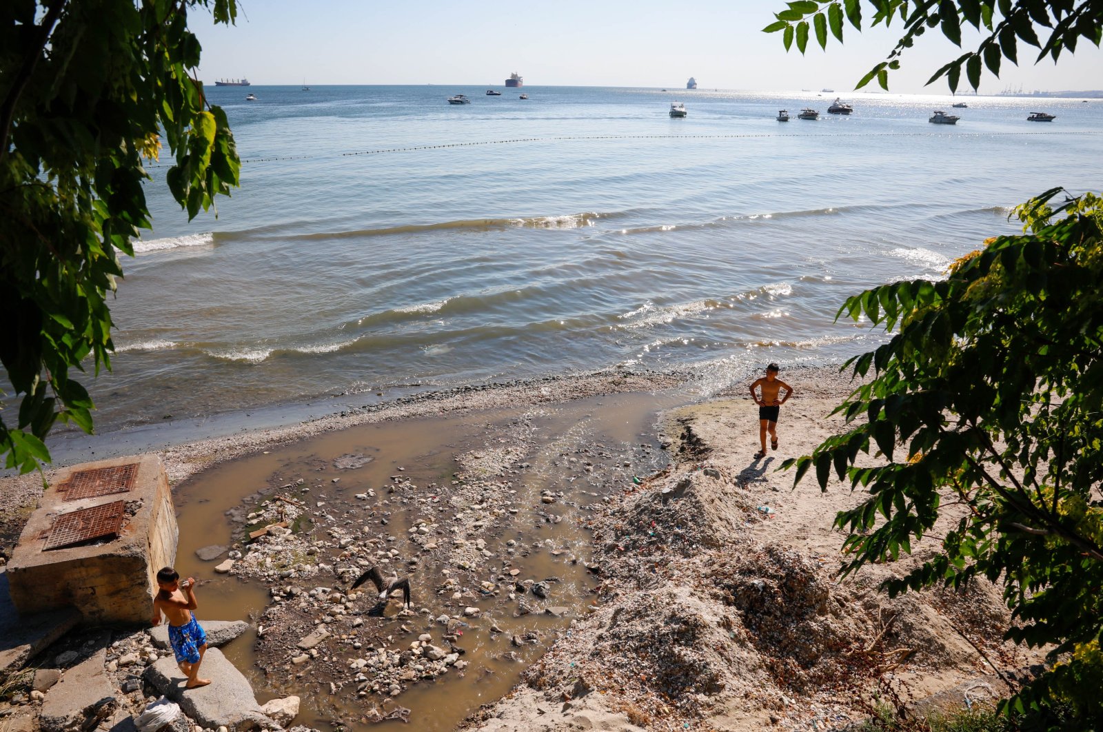 Загрязненная вода беспокоит купающихся на популярном стамбульском пляже 